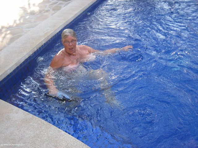 GirdleGoddess - Butt Naked In The Swimming Pool