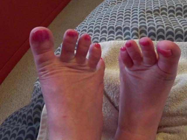 CougarBabeJolee - Mesmerised By My Pretty Pink Toes